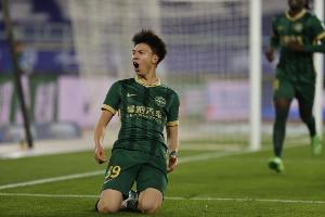 九游体育app下载-18岁140天，王钰栋是12年来攻入超过1粒非点球进球最年轻中超球员